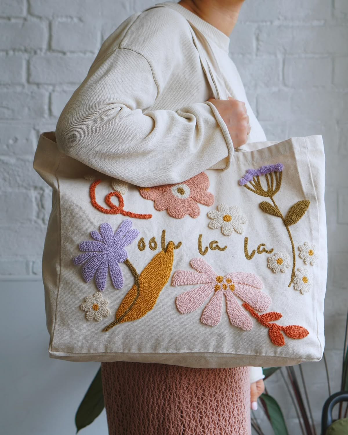 Bolso de tela decorado con flores en relieve