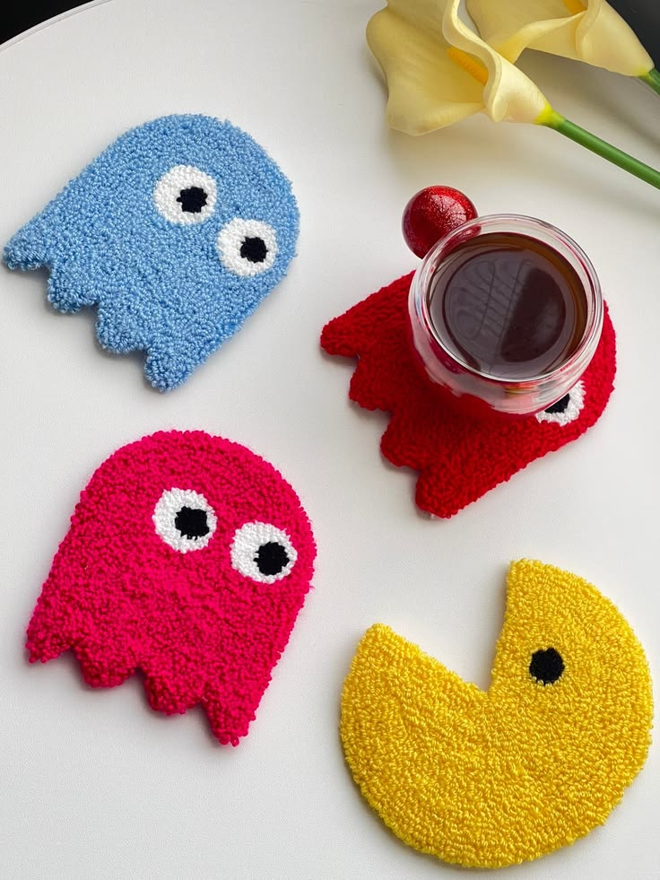 Posavasos coloridos realizados con técnica Punch Needle