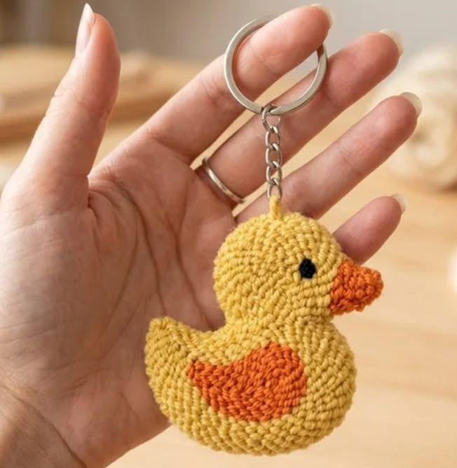 Llavero de patito realizado con bordado en relieve