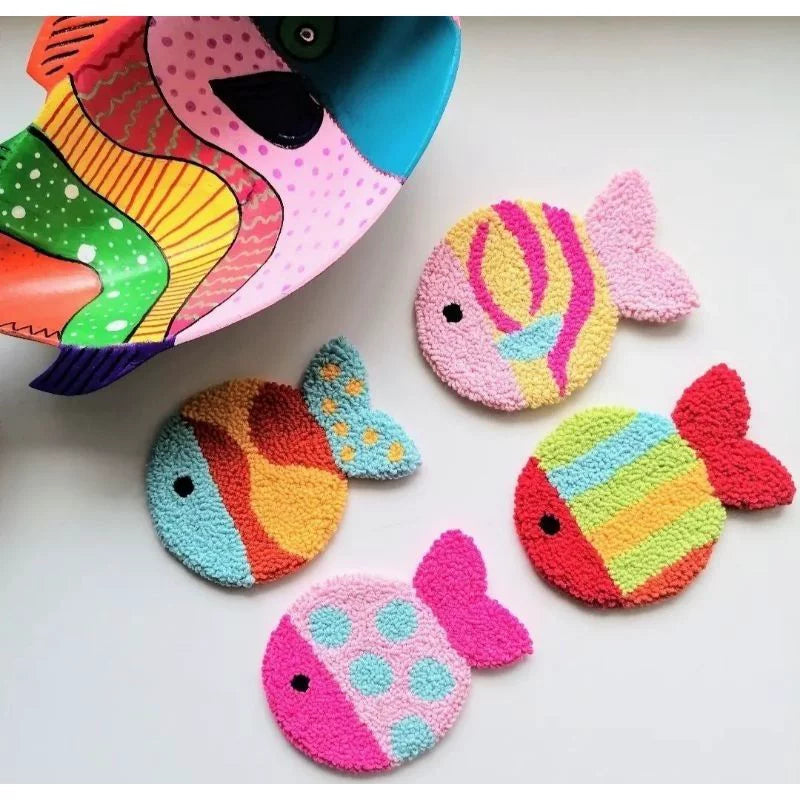 Piezas decorativas con forma de peces realizadas en Punch Needle